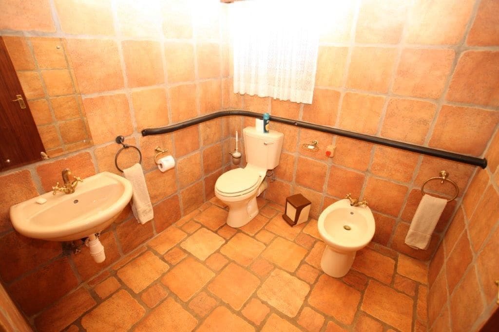 Un baño con inodoro, bidé y lavamanos.