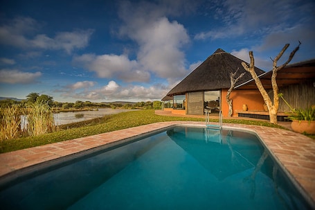 Una piscina al aire libre. Mount Etjo Safari Lodge