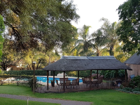 Alberca al aire libre . Falling Feather Inn