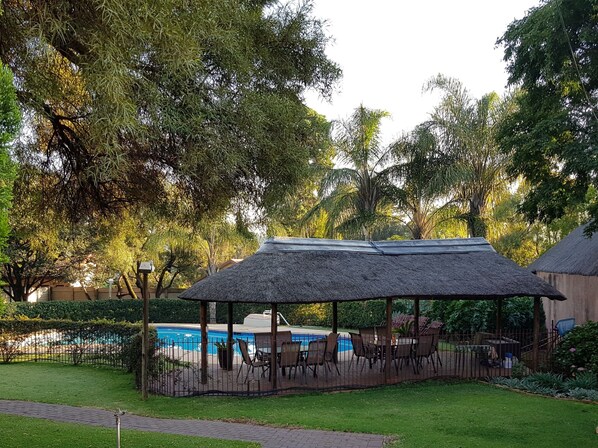 Outdoor pool - Falling Feather Inn (Pretoria)