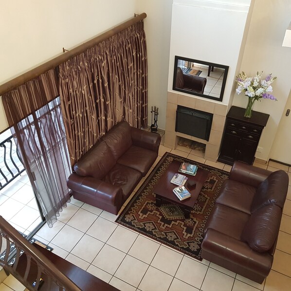 32-inch flat-screen TV with satellite channels, TV - Falling Feather Inn (Pretoria)