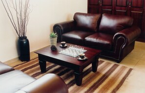 经典客房, 1 间卧室, 无烟房, 私人浴室 | 起居区 | 32-英寸纯平电视 （配备卫星频道）、电视