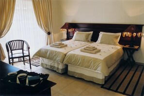 1 bedroom, in-room safe, desk, laptop workspace - Falling Feather Inn (Pretoria)