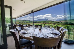 Frukost och lunch serveras, med utsikt mot trädgården 