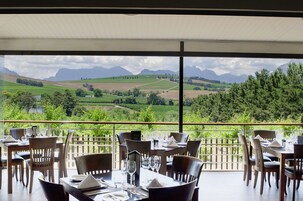 Frukost och lunch serveras, med utsikt mot trädgården 