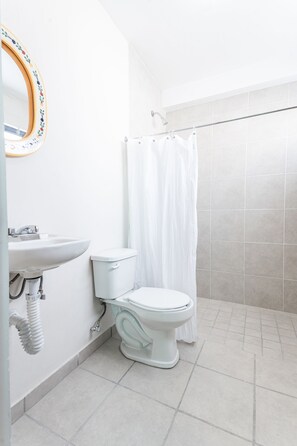 Shower, hair dryer, towels - Cinco de Mayo Hotel (Querétaro)
