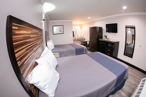 Premium bedding, memory foam beds, desk, iron/ironing board - Diamond Bell Inn & Suites (Bell Gardens)