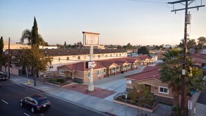 A motel with a sign reading "Diamond Bell Inn & Suites" and a number "4810".