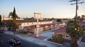 Exterior - Diamond Bell Inn & Suites (Bell Gardens)
