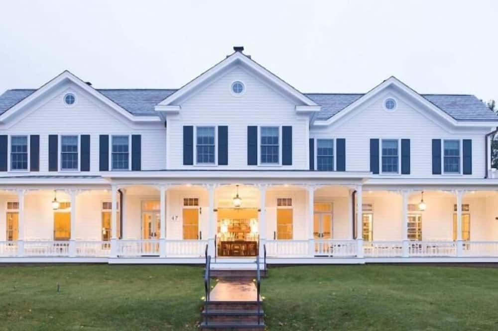 The Quogue Club at Hallock House