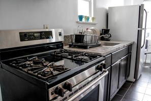 ثلاجة، ميكروويف، ماكينة لصنع القهوة/الشاي