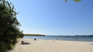 En la playa y camastros