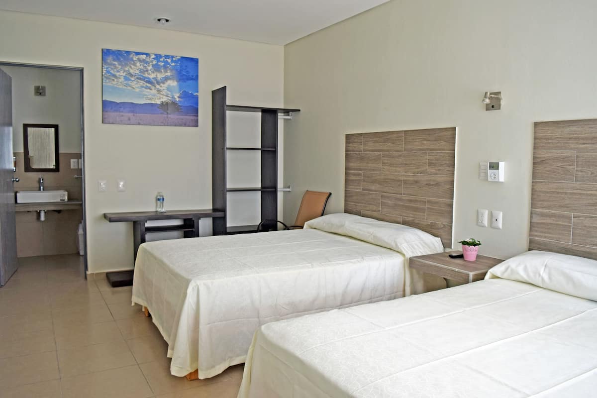 Habitación estándar doble, 2 camas dobles | Tabla de planchar con plancha, wifi gratis, ropa de cama