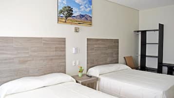 Habitación doble estándar, 2 camas matrimoniales | Tabla de planchar con plancha, wifi gratis y ropa de cama