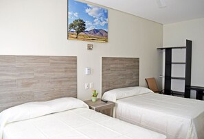 Habitación estándar doble, 2 camas dobles | Tabla de planchar con plancha, wifi gratis, ropa de cama
