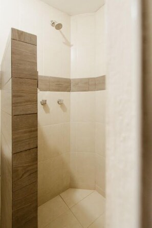 Standard Room, 1 Queen Bed | Bathroom | Shower, free toiletries, towels