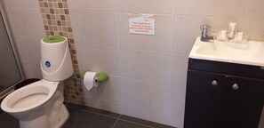 Ferienhütte (8 People) | Badezimmer | Dusche, Handtücher