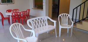 Familienzimmer (12 People) | Wohnbereich | Fernseher