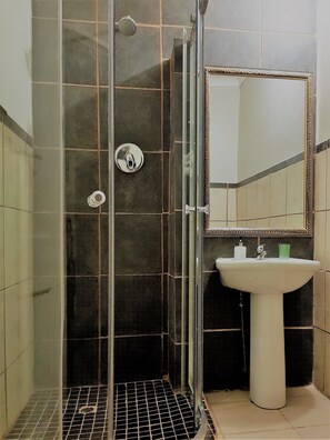 Comfort Cottage | Bathroom | Deep soaking tub, towels - Misty Mountains (Studholme)