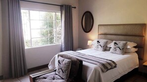 Kamar Double Comfort | Brankas, dilengkapi dengan perabotan berbeda-beda, dan meja kerja