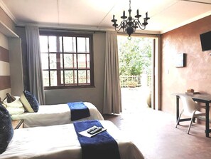 Habitación triple Confort | Caja de seguridad en la habitación, muebles diferentes y escritorio 