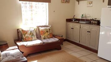 Casa de campo Confort | Caja de seguridad en la habitación, muebles diferentes y escritorio