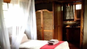 King/Twin Log Cabin | 1 bedroom, in-room safe, rollaway beds (surcharge), bed sheets - Adansonia Eco Lodge (Musina)