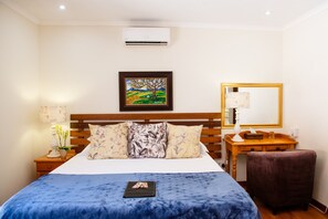 Habitación Confort, 1 habitación | Caja fuerte, decoración individual, mobiliario individual y escritorio