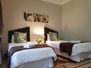 1 habitación, decoración personalizada y escritorio 
