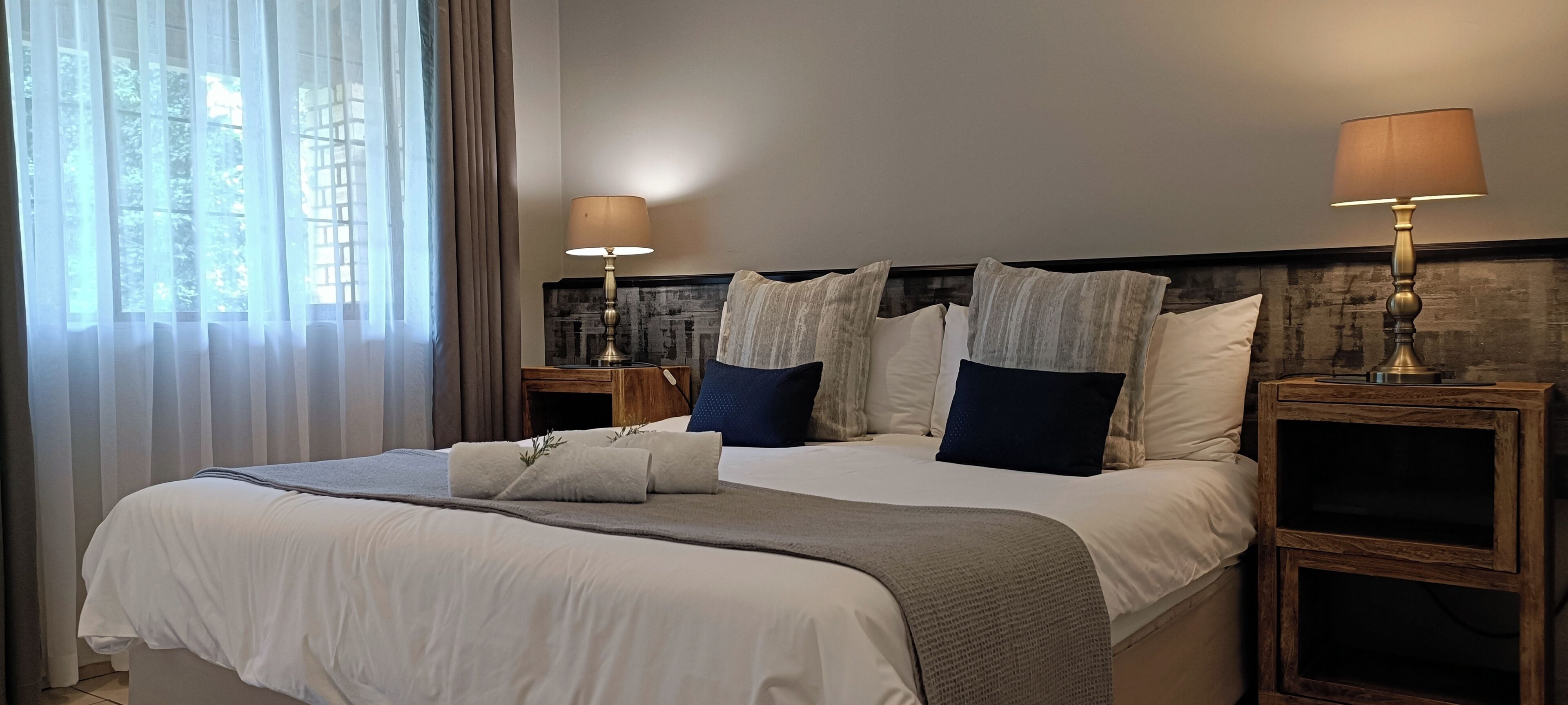 Standardrum - 1 sovrum - icke-rökare - utsikt mot trädgården | Individuell inredning, skrivbord och arbetsyta för laptop