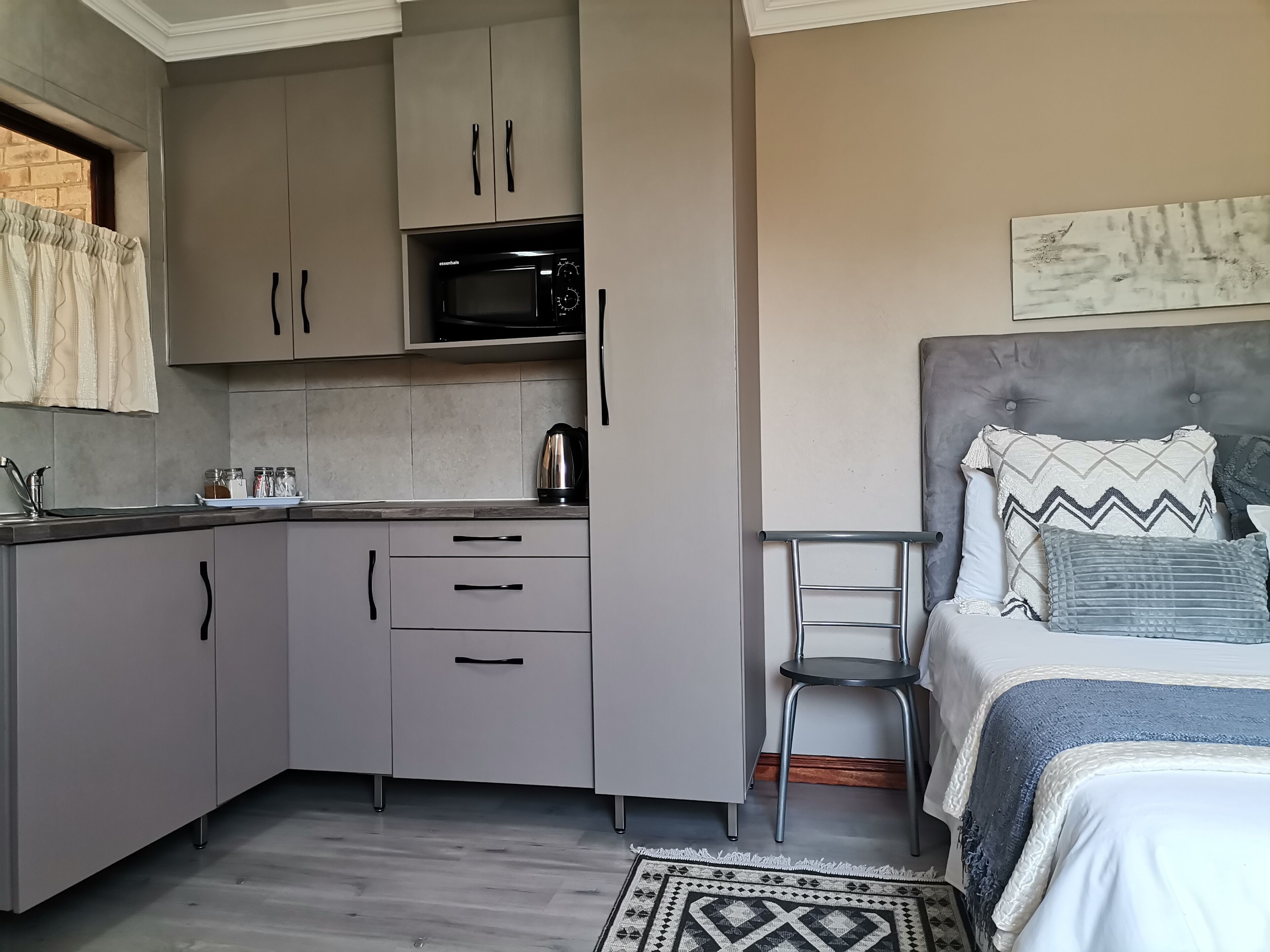 Studio | Private kitchenette | Microwave, electric kettle