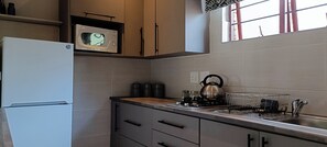 Standard Room, 1 Bedroom, Non Smoking, Garden View | Private kitchen | Microwave, electric kettle