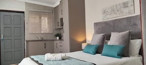 1 bedroom, individually decorated, desk, laptop workspace