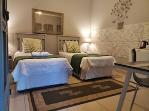 1 habitación, decoración personalizada y escritorio 