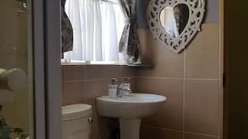 Standard Twin Room, 1 Bedroom | Bathroom | Shower, hair dryer, towels, soap