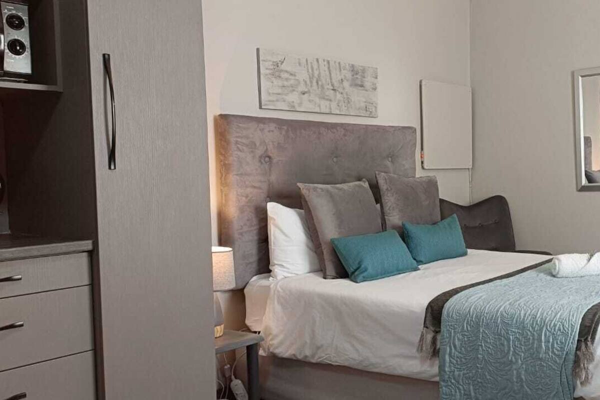 Studio | Desk, laptop workspace, iron/ironing board, WiFi (free)