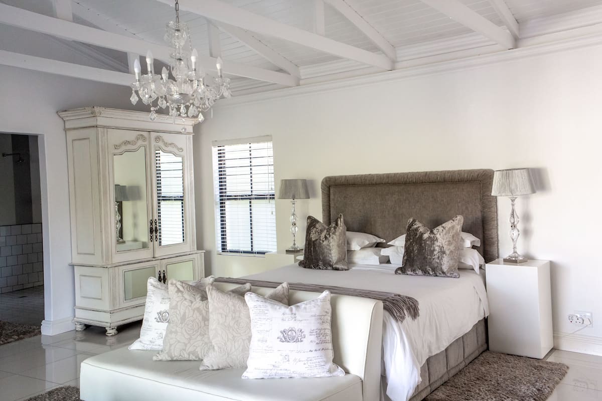 Chambre Luxe, 1 très grand lit, vue jardin