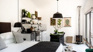 Deluxe Studio | Minibar, in-room safe, desk, laptop workspace