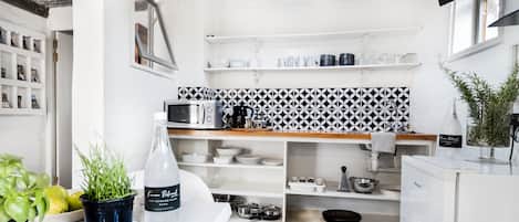 Habitación doble estándar | Cocina privada | Refrigerador, cafetera y tetera, tetera eléctrica y congelador