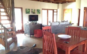 Makhato 84 Self-Catering | Aire de séjour | Téléviseur à écran plat