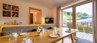 Spacious Stay with Mountain View