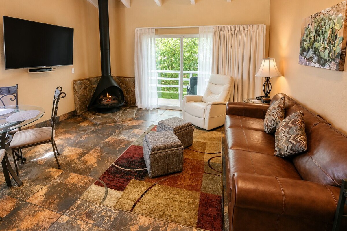 Room, 1 Bedroom | Living area | TV, fireplace