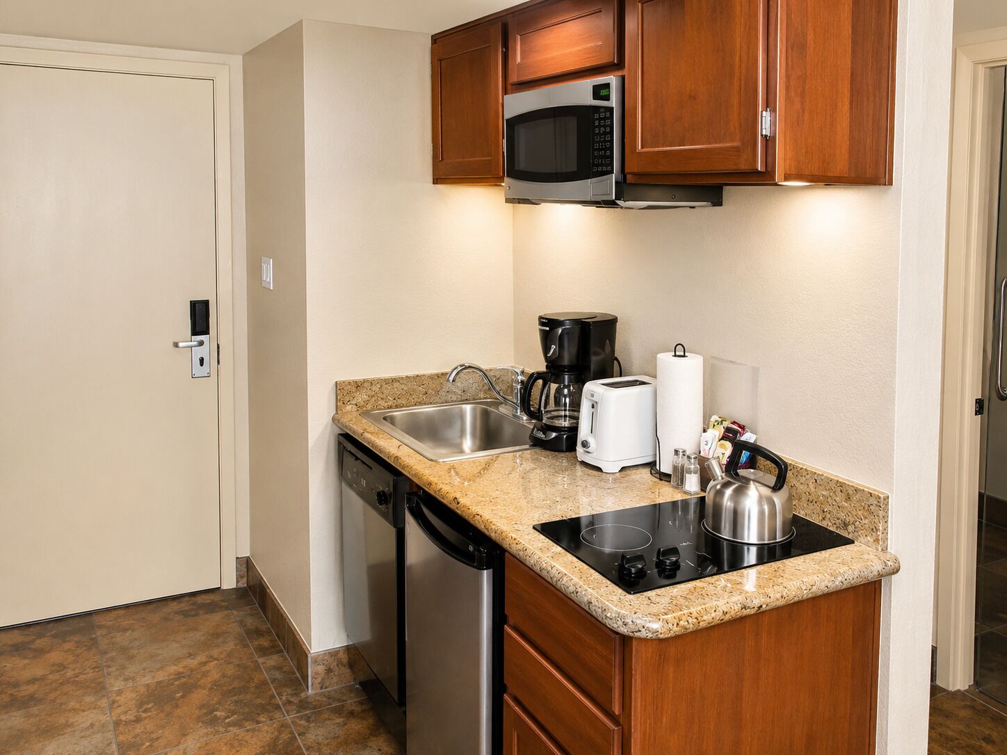 Studio | Private kitchen | Coffee/tea maker, microwave, stovetop, dishwasher