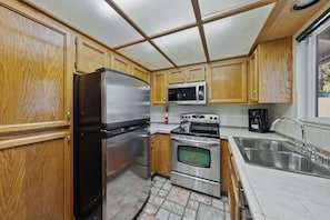 Room, 1 Bedroom | Private kitchen