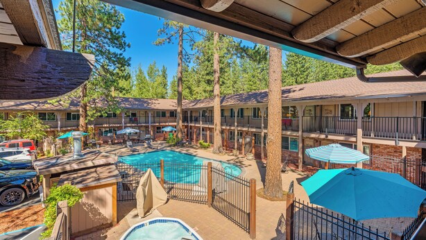 Un hôtel doté d’une piscine, d’un espace extérieur aménagé et d’un patio couvert.