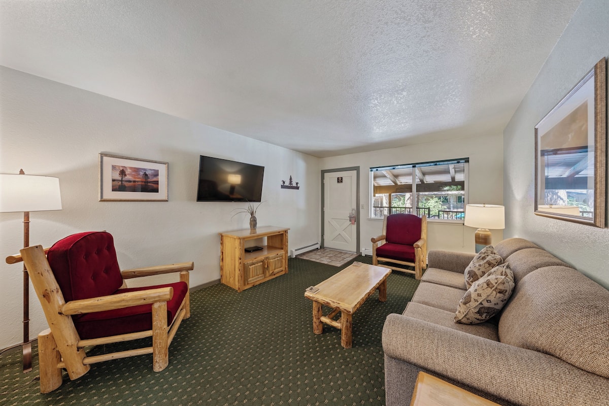 Room, 1 Bedroom | Living area