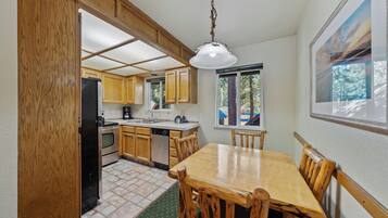 Room, 1 Bedroom | Private kitchen | Microwave, toaster, blender, cookware/dishes/utensils