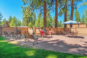 BBQ/picnic Area - The Lodge at Lake Tahoe (South Lake Tahoe)