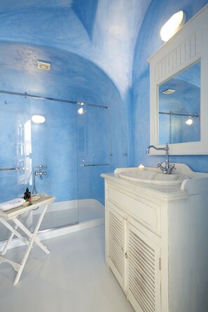 Deluxe Suite, Sea View ( Outdoor Plunge Pool) | Bathroom | Shower, rainfall showerhead, free toiletries, hair dryer