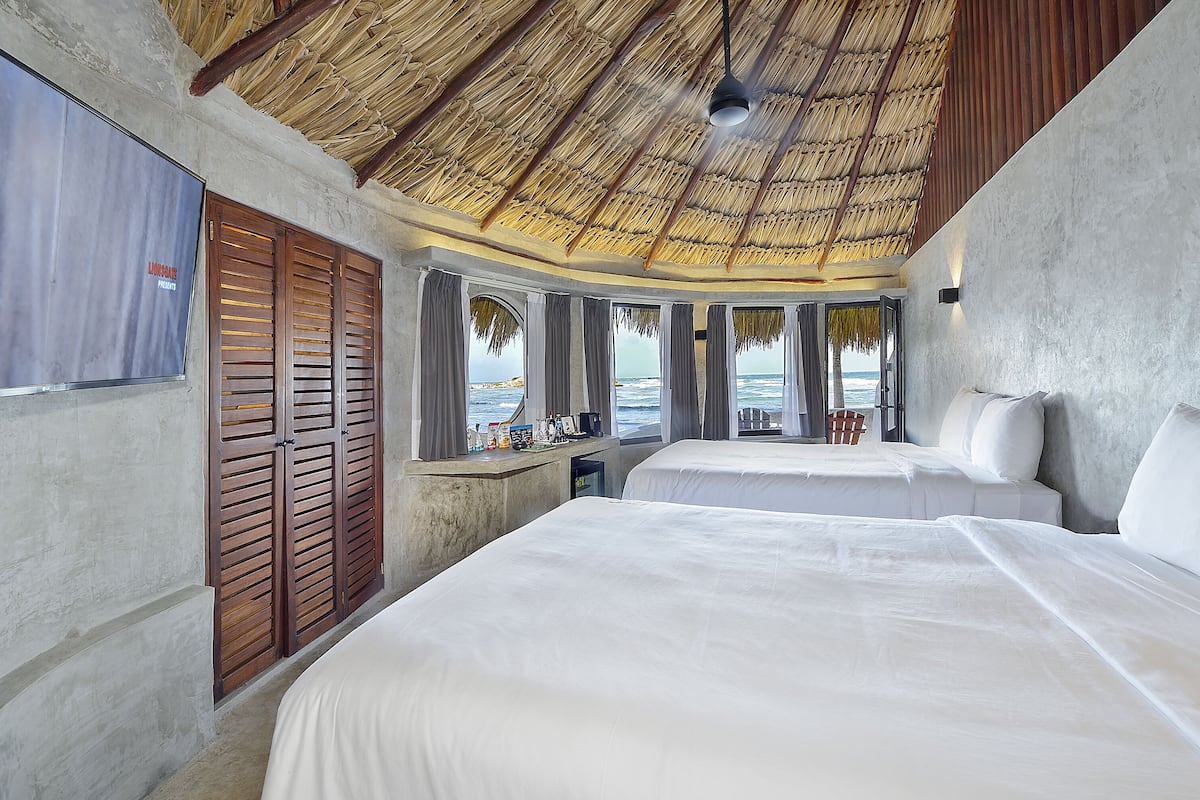 Oceanfront Two Double Beds Minipool | Vista desde la habitación